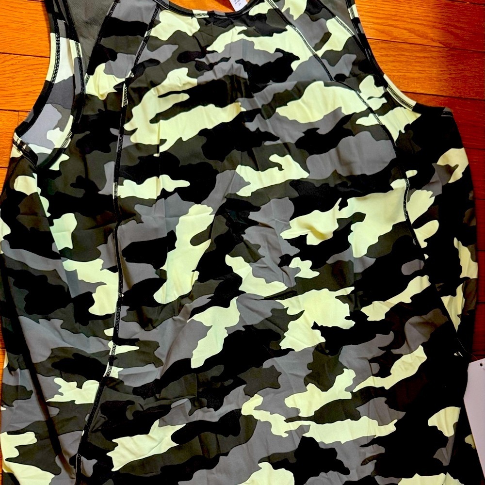 NWT lululemon athletica Camouflage Sculpt Tank Top - Black and Green